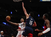 西蒙斯险胜引发争议，刷新队史纪录关键表现点燃全场！