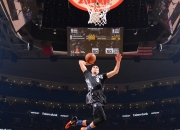 穆雷重返赛场，出色防守首场状态出色，RNG观众沸腾！引发球迷热议