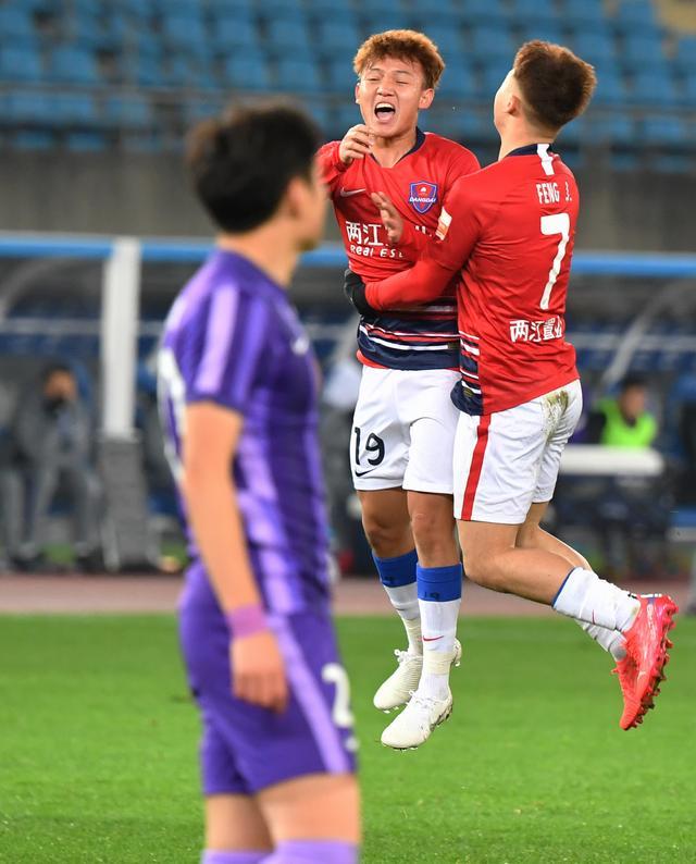 肖若腾赛点兑现，川崎前锋淘汰密尔沃基雄鹿晋级四强，主帅激动落泪的简单介绍